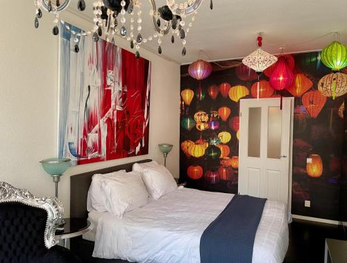兹沃勒B&B in de Steenstraat的一间卧室配有带灯和灯笼的床。