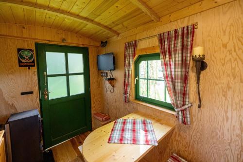 埃尔克海姆Jägerwagen - Im Herzen des Unterallgäus的小房间设有绿门和窗户