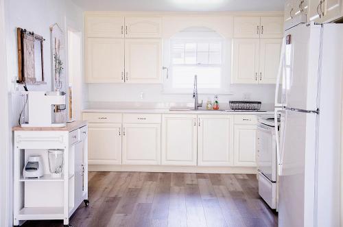 奥勒姆Cozy Cottage Retreat in the Heart of Utah Valley的白色的厨房配有白色家电,铺有木地板