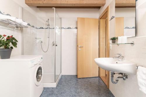 科尔塔恰Haus Sauvignon的一间带水槽和洗衣机的浴室