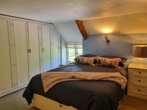 LangfordBay Tree Cottage的一间卧室,卧室内配有一张大床