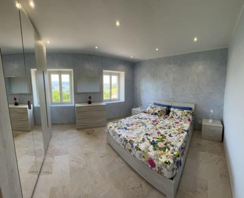 Montalto PaveseIL NIDO DELLA POIANA CASA VACANZE e B & B的一间卧室配有一张带花卉床罩的床