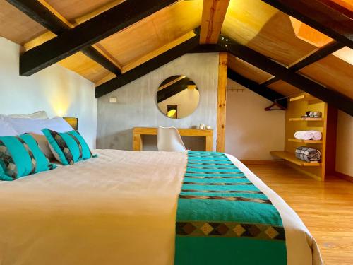 圣克里斯托瓦尔-德拉斯卡萨斯Hotel Casa Azabache的卧室配有一张白色大床和镜子