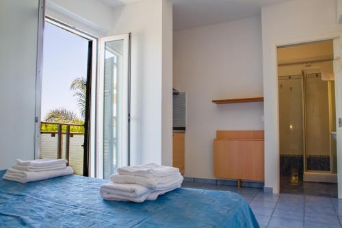 托尔托雷托Residence Playa的一间房间,床上配有毛巾