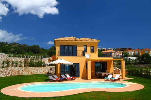 斯卡拉Villa Brio Exclusive的别墅前设有游泳池