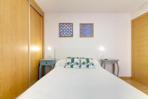 比韦罗Duerming Family Viveiro 3 Rooms的卧室配有一张白色的大床和两张桌子