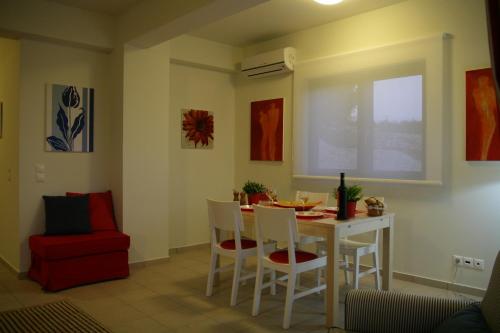 斯卡拉Villa Brio Exclusive的一间带桌椅的用餐室