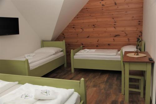莫德拉瓦Aparthotel Mádr的小房间设有两张床和一张桌子