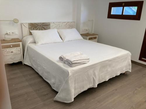 圣科洛马·德法尔Apartamento céntrico con WIFI y climatizado de 1 habitación y sofá-cama para 3 personas的一间卧室配有一张床,床上有毛巾