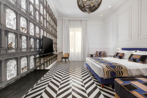 索伦托YourHome - Maison Iovino Luxury Rooms的一间卧室配有一张特大号床和一台电视