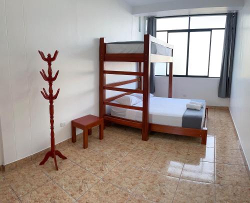 塔拉波托Magdalen House Tarapoto的一间卧室配有一张双层床和梯子