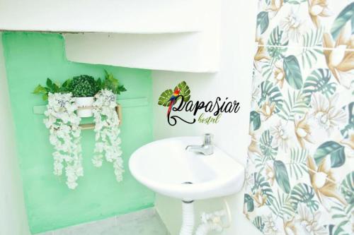 麦德林Pa Pasiar Hostal的浴室配有盥洗盆、白色卫生间和盥洗盆。