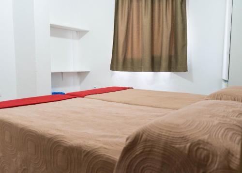 阿尔卡拉Pensión Alcalá的卧室内两张并排的床