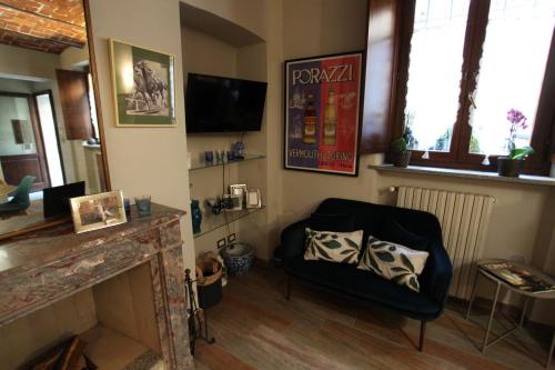 都灵La casa dell' artista的客厅配有椅子和壁炉