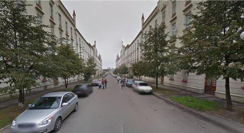 利沃夫2х кімнатна квартира у Львові поряд з залізничним вокзалом的一条街道,汽车停在大楼的一侧