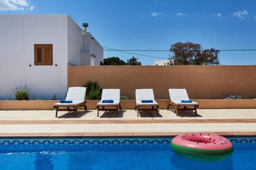 埃斯普霍斯V Es Pujols Formentera rustick的四把躺椅和一个带飞盘的游泳池