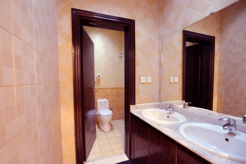 利雅德منازل المرجان للوحدات السكنية المفروشة Manzel Al Murjan Hotel Apartments的一间带水槽和卫生间的浴室