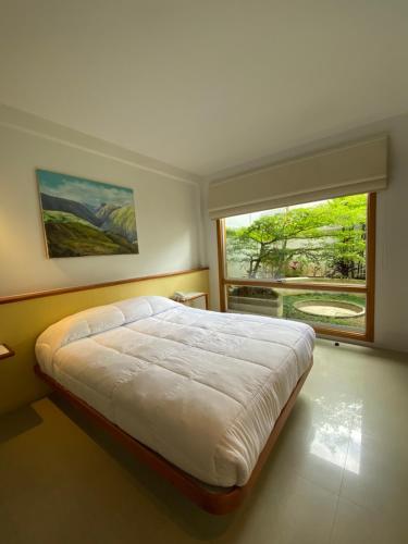 MéridaCasa Tramontana的一间卧室设有一张大床和一个大窗户