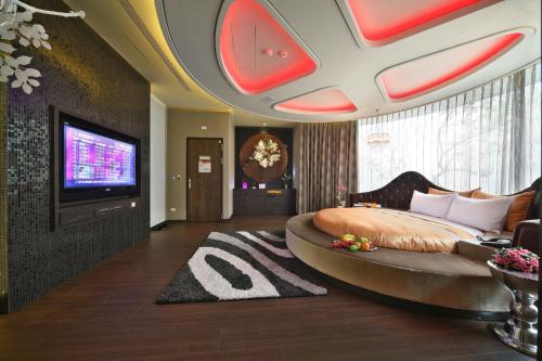 台中市涵馆汽车旅馆的一间卧室配有一张大床和一台平面电视