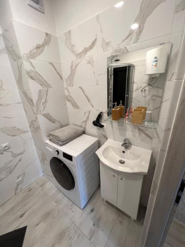 卡托维兹New York Apartments的白色的浴室设有水槽和镜子