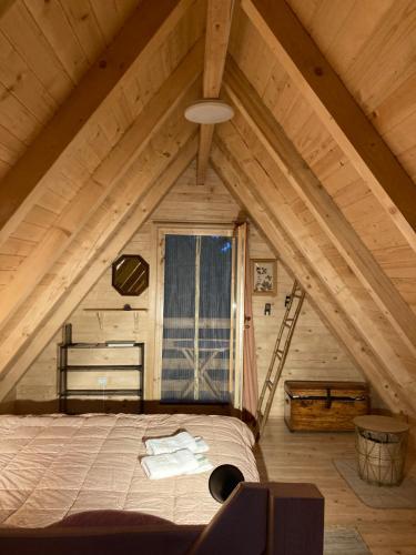 米特洛瓦克Tilia Cottage Banjska stena的阁楼卧室配有床