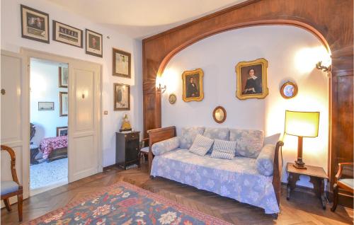 威尼斯丽都Amazing Home In Lido Di Venezia With Kitchen的客厅里设有蓝色沙发