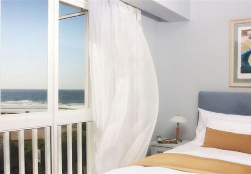 钓鱼镇卡尔德斯会议中心酒店的一间卧室设有海景窗户