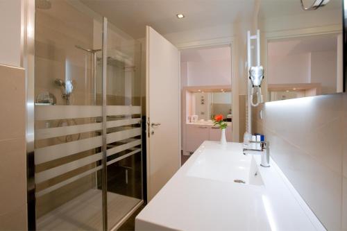 歌德拉古纳宫酒店的一间浴室