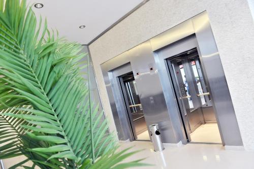 萨尔塔萨尔塔卢克索酒店的浴室设有两面镜子和绿色植物