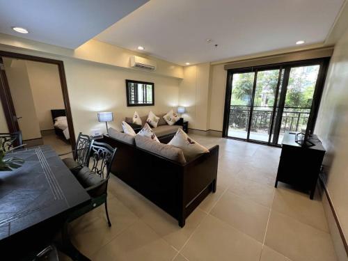 莫龙Anvaya Cove Short Term Rental Condos的客厅配有沙发和桌子