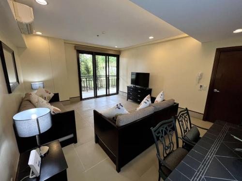 莫龙Anvaya Cove Short Term Rental Condos的客厅配有两张沙发和一台电视