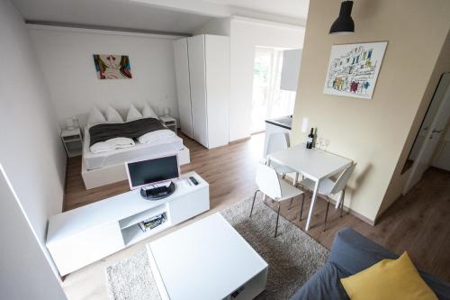 格拉茨一室公寓+公寓式酒店的小型公寓 - 带一张床和一张书桌