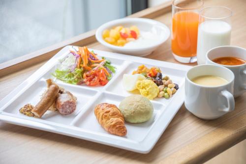 京都Hotel Keihan Kyoto Ekiminami的桌上装有一盘食物的托盘