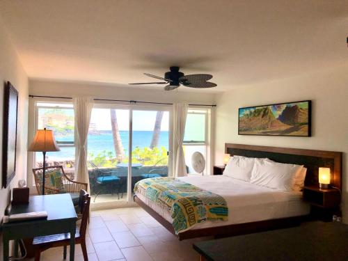 科纳Kona Tiki Hotel的一间卧室配有一张床,享有海景