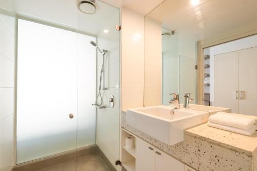 道格拉斯港Beach Club Port Douglas 3 Bedroom Penthouse的一间带水槽和镜子的浴室