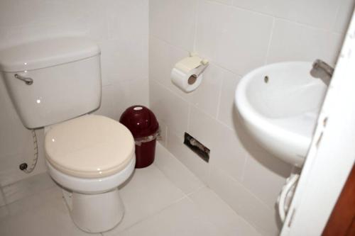 齐克拉约Departamento - Los Mitos del Parque M2的白色的浴室设有卫生间和水槽。