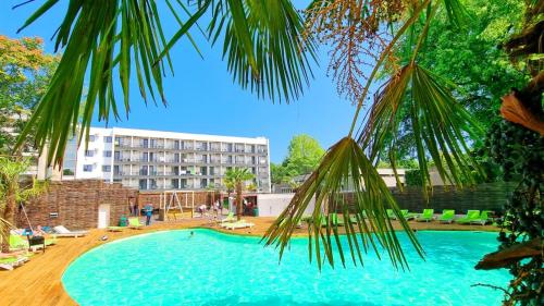 南埃福列Mojo Resort的一个大型游泳池,酒店背景