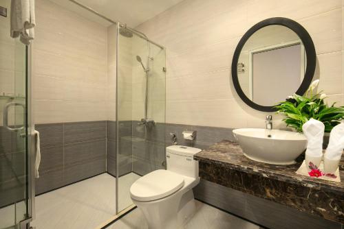 河内Hanoi Garden Hotel & Spa的一间带卫生间、水槽和镜子的浴室