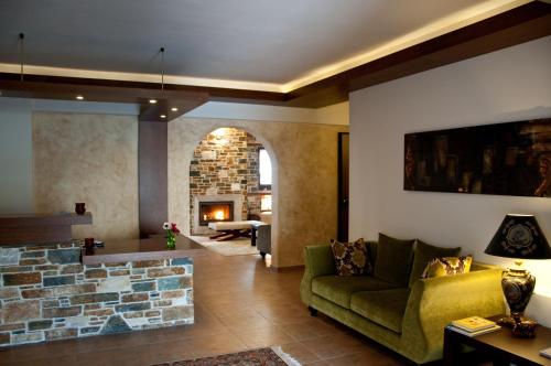 波尔塔里亚贝利娜酒店的带沙发和石制壁炉的客厅