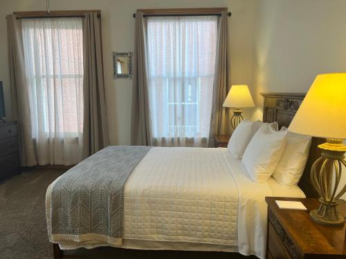 比斯比玫瑰峡谷套房酒店的卧室配有白色床和2扇窗户