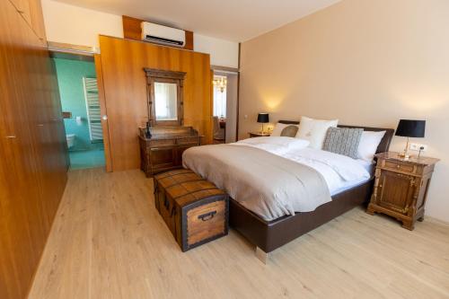 马里博尔Luxury Apartment Villa Černigoj的一间卧室配有一张大床和木制床头板