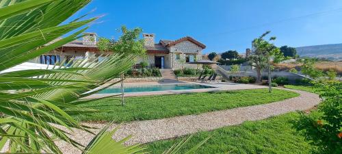 AnaritaChrystallia Holiday Villas的庭院中带游泳池的房子