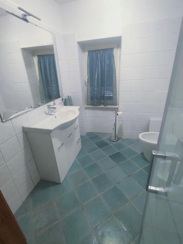卡普拉罗拉La Casetta的一间带水槽和卫生间的浴室