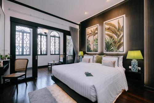 普吉镇BAAN 125 STAY Phuket的卧室配有一张白色大床,部分设有窗户