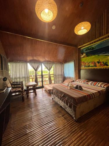 OdiongVistapaloma beach resort的一间带两张床的卧室,位于带窗户的房间内