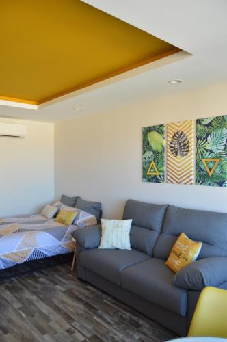 多列毛利诺斯DIAMOND TORREMOLINOS TROPICAL的客厅配有沙发和1张床