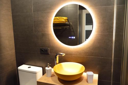 多列毛利诺斯DIAMOND TORREMOLINOS TROPICAL的浴室设有黄色水槽和镜子