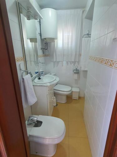 格拉纳达Carmen de la Sultana的白色的浴室设有卫生间和水槽。