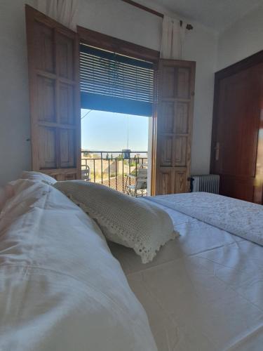 格拉纳达Carmen de la Sultana的一间卧室设有一张床和一个美景窗户。