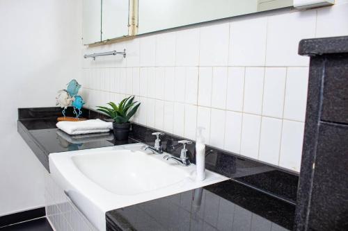 UmtaliInviting 3-Bed Apartment In The City的浴室设有白色水槽和镜子